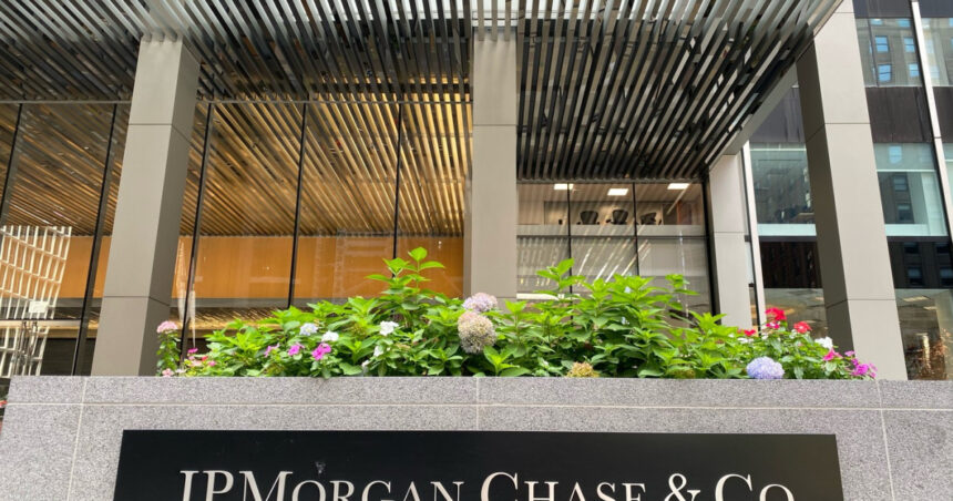 JPMorgan: Succesul lui Nicușor Dan diminuează instabilitatea politică. O reducere a ratingului sub pragul investițional devine mai puțin alarmantă. 1 jpmorgan victoria lui nicusor dan reduce riscul politic o scadere a ratingului sub nivelul de investitii mai putin ingrijoratoare 682b2a92b63a0