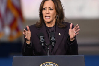 kamala harris l a acuzat pe donald trump ca a condus sua intr un mod egoist in primele 100 de zile de mandat 68130cbc473e2