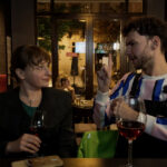 „Kontinental ’25” de Radu Jude, recompensat cu Ursul de Argint, își face debutul pe marile ecrane pe 20 iunie. Această peliculă a fost realizată cu ajutorul unui telefon mobil. 3 kontinental 25 de radu jude castigator al ursului de argint intra in cinema din 20 iunie productia e filmata cu un telefon mobil 681fab694f1e6