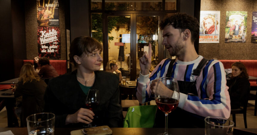 „Kontinental ’25” de Radu Jude, recompensat cu Ursul de Argint, își face debutul pe marile ecrane pe 20 iunie. Această peliculă a fost realizată cu ajutorul unui telefon mobil. 1 kontinental 25 de radu jude castigator al ursului de argint intra in cinema din 20 iunie productia e filmata cu un telefon mobil 681fab694f1e6