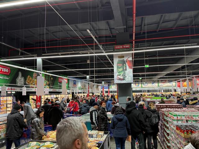 Cocoș își depășește rivalitățile și atinge pragul de un miliard de lei, devenind liderul local în domeniul comerțului cu alimente și anunțând un plan ambițios de expansiune. 1 la cocos in lupta cu marile companii trece borna miliardului de lei si devine cea mai puternica retea locala din comertul alimentar dupa cifra de afaceri plan accelerat de