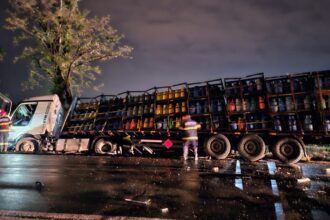 la un pas de tragedie accident intre un autocamion cu butelii si un autoturism doua victime 68283fe340d4d