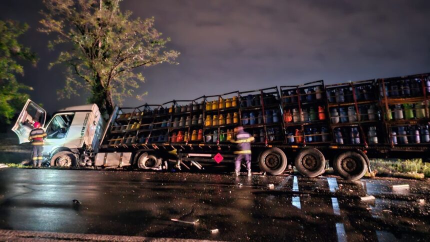 Păcatul iminent: Coliziune între un camion de butelii și o mașină, cu două persoane afectate 1 la un pas de tragedie accident intre un autocamion cu butelii si un autoturism doua victime 68283fe340d4d