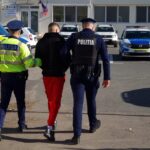 Legea Fugarilor își face simțită prezența în Constanța: un infractor recidivist, condamnat pentru furt, a ignorat decizia judecătorească și acum se confruntă și cu acuzația de evadare. 2 legea fugarilor loveste la constanta hot cu antecedente condamnat pentru furt nu s a prezentat dupa sentinta si are acum in carca si evadarea 682e4a3597fdb