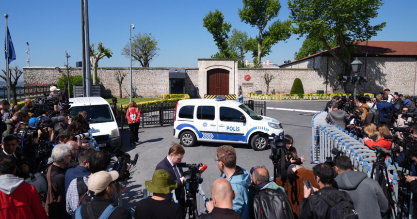 Istanbul devine centrul atenției: Mesajul criptic al lui Zelenski pentru Putin în cadrul negocierilor de pace Ucraina-Rusia 1 live text toti ochii pe istanbul pentru negocierile de pace ucraina rusia mesajul de doua cuvinte al lui zelenski pentru putin 6825fd528e77d
