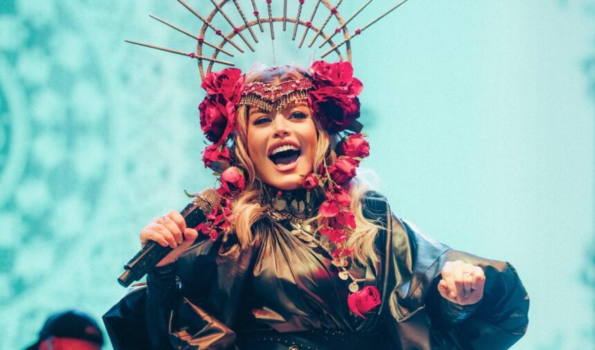 Loredana Groza strălucește pe plajă în pantaloni gogoșari! Fanii o laudă: „Talent, sex appeal și un stil mereu deosebit” 1 loredana groza in pantaloni gogosari la plaja aparitia cantaretei a fost comentata de fani talentata sexy si mereu cool 681611cc8e2a4