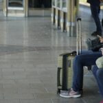 Asociațiile de consumatori solicită Uniunii Europene să intervină împotriva companiilor aeriene low-cost, acuzându-le de taxe ilegale pentru bagajele de mână. 2 mai multe asociatii de consumatori cer ue sa ia masuri impotriva operatorilor de zboruri low cost ii acuza ca percep taxe suplimentare ilegale pentru bagajele de mana 6830442594327