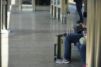 mai multe asociatii de consumatori cer ue sa ia masuri impotriva operatorilor de zboruri low cost ii acuza ca percep taxe suplimentare ilegale pentru bagajele de mana 6830442594327
