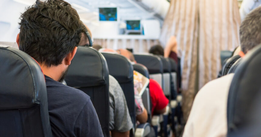 O nouă regulă surprinzătoare impusă de o companie aeriană: ce trebuie să rămână mereu la vedere în aeronavă 1 masura in premiera luata de o companie aeriana obiectul care trebuie sa fie tot timpul la vedere in avion 683298f02d03c