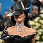Met Gala 2025: Kim Kardashian își exprimă emoțiile după incidentul neașteptat cu rochia sa. Momentul surprins de camerele de filmat. 2 met gala 2025 reactia lui kim kardashian dupa ce un agent de securitate a calcat o pe rochie gestul ei surprins de camerele de filmat 6819f83982c91