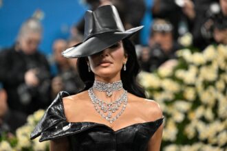 met gala 2025 reactia lui kim kardashian dupa ce un agent de securitate a calcat o pe rochie gestul ei surprins de camerele de filmat 6819f83982c91