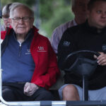 Warren Buffett își încheie călătoria de peste 60 de ani la conducerea Berkshire Hathaway. Cine va prelua frâiele? 3 miliardarul warren buffett se retrage de la sefia berkshire hathaway dupa peste 60 de ani cine va fi succesorul 6816f606ca25b