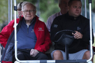 miliardarul warren buffett se retrage de la sefia berkshire hathaway dupa peste 60 de ani cine va fi succesorul 6816f606ca25b