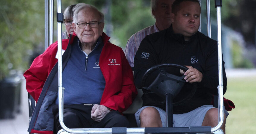Warren Buffett își încheie călătoria de peste 60 de ani la conducerea Berkshire Hathaway. Cine va prelua frâiele? 1 miliardarul warren buffett se retrage de la sefia berkshire hathaway dupa peste 60 de ani cine va fi succesorul 6816f606ca25b