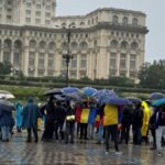 Suveranismul românesc se estompează: Protestul lui Simion, un eșec total – Mai mulți jandarmi decât susținători! 2 miscarea suveranista se topeste in romania protestul lui simion un dezastru mai multi jandarmi decat participanti 683466c979f65
