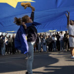 Protestul în favoarea Europei din Piața Victoriei, prevăzut pentru ziua alegerilor, a fost anulat. „Nu dorim să fim instrumentați de propaganda mincinoasă” 3 mitingul pro europa din piata victoriei programat in ziua alegerilor anulat nu vrem sa fim folositi de masinaria de dezinformare 6827474e9d6e3