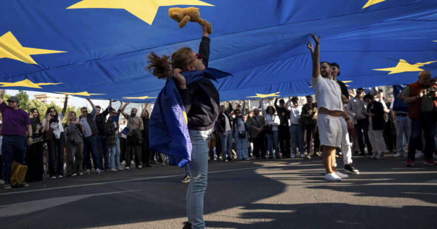 Protestul în favoarea Europei din Piața Victoriei, prevăzut pentru ziua alegerilor, a fost anulat. „Nu dorim să fim instrumentați de propaganda mincinoasă” 1 mitingul pro europa din piata victoriei programat in ziua alegerilor anulat nu vrem sa fim folositi de masinaria de dezinformare 6827474e9d6e3