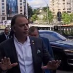 Murad (AUR), sub lumina reflectoarelor din partea protestatarului „Ceaușescu”: „Dan Diaconescu mi-a spus că intenționezi să-mi oferi bani pentru a-i ataca pe adversarii tăi” 3 murad aur luat in vizor de protestatarul ceausescu dan diaconescu mi a spus ca vrei sa mi dai bani sa ma iau de contracandidatii tai video 6824a27ced3c5