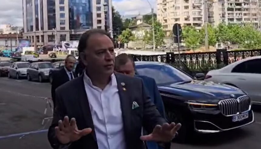 Murad (AUR), sub lumina reflectoarelor din partea protestatarului „Ceaușescu”: „Dan Diaconescu mi-a spus că intenționezi să-mi oferi bani pentru a-i ataca pe adversarii tăi” 1 murad aur luat in vizor de protestatarul ceausescu dan diaconescu mi a spus ca vrei sa mi dai bani sa ma iau de contracandidatii tai video 6824a27ced3c5
