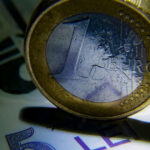 Alertă Financiară: Euro depășește un nou record istoric, ajungând la 5,09 lei, pentru a doua zi consecutiv trecând de pragul psihologic de 5 lei! 3 news alert euro atinge un nou maxim istoric 509 lei cursul valutar trece de pragul psihologic de 5 lei pentru un euro a doua zi la rand 681b493c784d2