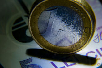 news alert euro atinge un nou maxim istoric 509 lei cursul valutar trece de pragul psihologic de 5 lei pentru un euro a doua zi la rand 681b493c784d2