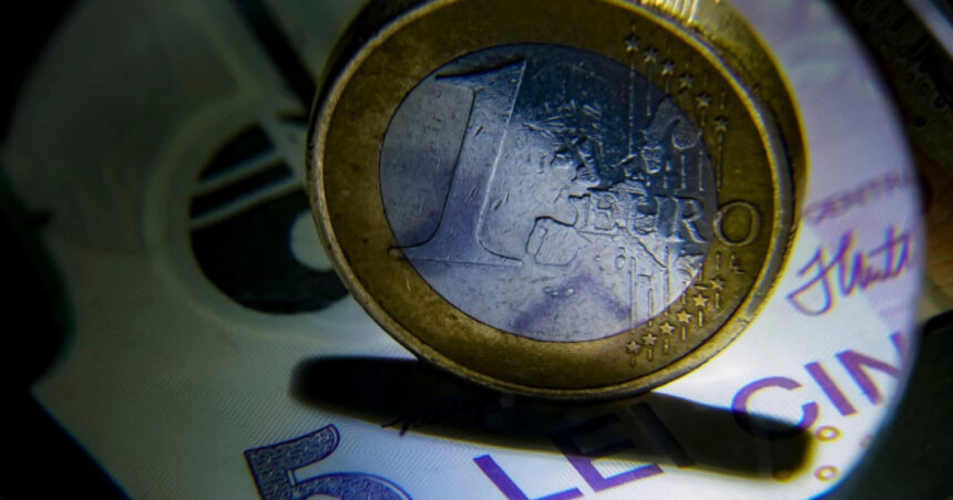 Alertă Financiară: Euro depășește un nou record istoric, ajungând la 5,09 lei, pentru a doua zi consecutiv trecând de pragul psihologic de 5 lei! 1 news alert euro atinge un nou maxim istoric 509 lei cursul valutar trece de pragul psihologic de 5 lei pentru un euro a doua zi la rand 681b493c784d2