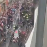 Alertă de Știri: Un individ a fost prins după ce a pătruns cu autoturismul în mijlocul mulțimii la festivitatea echipei Liverpool 3 news alert videofoto un barbat a fost retinut dupa ce a intrat cu masina in multime la parada echipei liverpool 6834b91f76f21