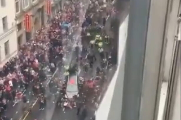 news alert videofoto un barbat a fost retinut dupa ce a intrat cu masina in multime la parada echipei liverpool 6834b91f76f21