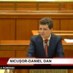 Nicușor Dan își asumă funcția de președinte și devine al cincilea lider al României post-Revoluție. Iohannis, fostul președinte, a absentat fără justificare, iar parlamentarii SOS s-au întors cu spatele la ceremonia de învestire, iar AUR și POT au lipsit de la eveniment. 2 nicusor dan a depus juramantul si este al 5 lea presedinte al romaniei de dupa revolutie iohannis singurul fost presedinte absent nemotivat parlamentarii sos s au intors cu spatele la investire a 6834435fa33d9