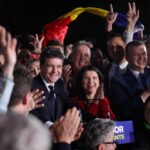 Nicușor Dan: „Responsabilitatea ne revine tuturor să apărăm o Românie unită, nu divizată. Ne așteaptă vremuri grele, dar vă îndemn să păstrați speranța și răbdarea.” 3 nicusor dan este in sarcina noastra a tuturor sa luptam pentru o singura romanie nu pentru doua romanii va veni o perioada dificila va rog speranta si rabdare video 682a2c77a275c