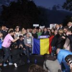 Nicușor Dan își împărtășește gândurile după succesul electoral: România are nevoie de sânge proaspăt în politică, de mâine să ne apucăm de treabă. Un mesaj pentru susținătorii lui Simion. 2 nicusor dan primul mesaj dupa victorie romania are nevoie de oameni noi in politica de maine la munca mesaj catre votantii lui simion 682a55c393026