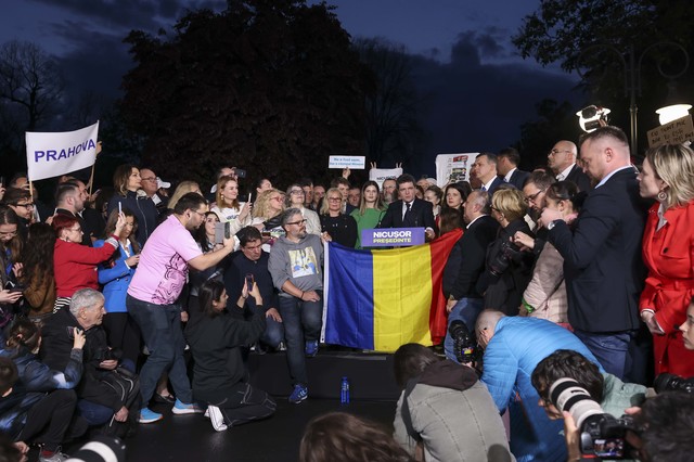 Nicușor Dan își împărtășește gândurile după succesul electoral: România are nevoie de sânge proaspăt în politică, de mâine să ne apucăm de treabă. Un mesaj pentru susținătorii lui Simion. 1 nicusor dan primul mesaj dupa victorie romania are nevoie de oameni noi in politica de maine la munca mesaj catre votantii lui simion 682a55c393026