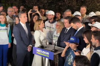 nicusor dan vreau sa multumesc personalitatilor publice care m au sustinut si miilor de oameni care mi au donat din buzunarele lor video 6817b36383952