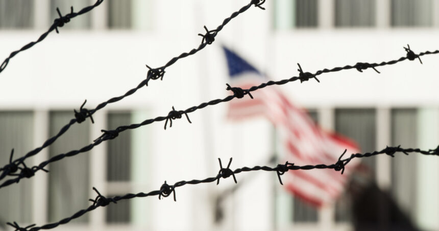 Tragedie în SUA: Nouă imigranți își pierd viața în detenție după revenirea lui Donald Trump la conducere 1 noua imigranti au murit in detentie in sua dupa intoarcerea lui donald trump la casa alba 68259bde66ef6