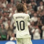 Real Madrid își găsește noul lider: tricoul lui Modric, acum purtat de un nou star! 3 noul decar al realului i s a oferit tricoul lui modric dupa plecarea croatului 6835a3170d502
