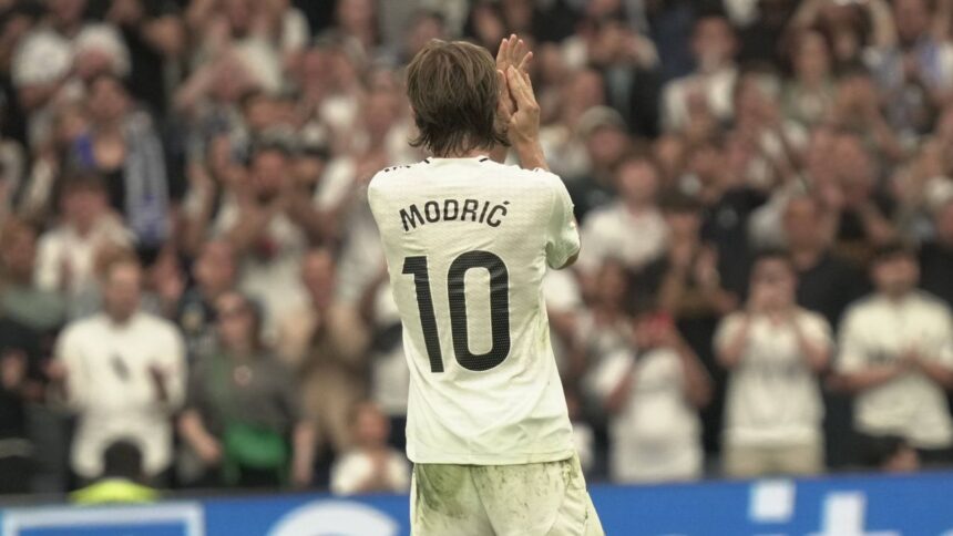 Real Madrid își găsește noul lider: tricoul lui Modric, acum purtat de un nou star! 1 noul decar al realului i s a oferit tricoul lui modric dupa plecarea croatului 6835a3170d502