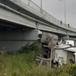 Incident pe podul din Agigea: o betonieră a căzut în apă! 3 o betoniera s a rasturnat de pe podul din agigea 682757147af59
