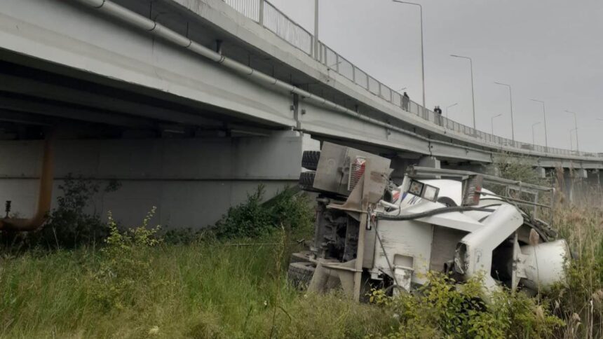 Incident pe podul din Agigea: o betonieră a căzut în apă! 1 o betoniera s a rasturnat de pe podul din agigea 682757147af59