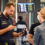 O mamă a fost surprinsă pe Aeroportul Otopeni în timp ce încerca să călătorească în Italia cu trei copii mici, prezentând documente falsificate. 2 o femeie a fost prinsa pe aeroportul otopeni cand voia sa plece in italia cu trei copii minori a prezentat acte false 68285894d9217