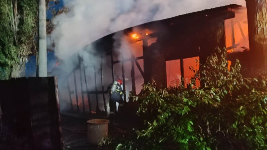 Flăcările mistuie o hală din apropierea CFR Palas: un incident devastator 1 o hala aflata in zona cfr palas distrusa intr un incendiu 682ec1f7884dc