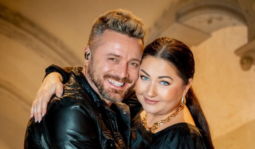 „Tavi Clonda și talismanele norocoase de la ‘Tempting Fortune România’: Între noi și fetele din competiție” 1 obiectele norocoase pe care tavi clonda le a luat la tempting fortune romania pe o parte suntem noi doi si pe o parte sunt fetele 6820a12355e5f