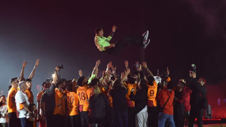 Un capitol de neuitat: Legenda Galatasarayului se retrage după 14 sezoane, 19 titluri și 550 de meciuri memorabile! 1 oficial ce moment legenda lui galatasaray pleaca dupa 14 sezoane 19 trofee si un record de 550 de meciuri jucate pentru cim bom bom 6839909934fab