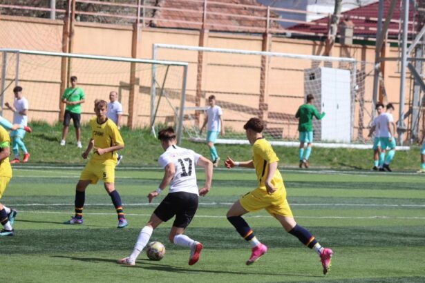 oficial romanul selectioner in strainatate a convocat la nationala un jucator din liga 4 a trecut si pe la ceahlaul 6831aebb386c5