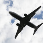 Frică în aer: un călător a încercat să deschidă ușile aeronavei în plin zbor, iar piloții au schimbat ruta! 2 panica la inaltime in sua un pasager a incercat sa deschida usile avionului in timpul zborului pilotii au deviat cursa 683360c351222