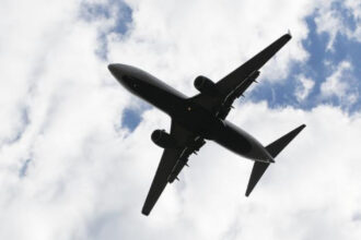 panica la inaltime in sua un pasager a incercat sa deschida usile avionului in timpul zborului pilotii au deviat cursa 683360c351222