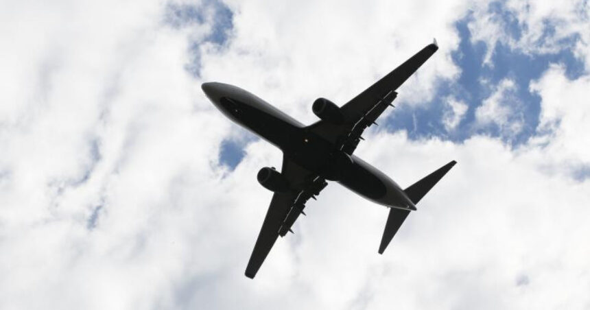 Frică în aer: un călător a încercat să deschidă ușile aeronavei în plin zbor, iar piloții au schimbat ruta! 1 panica la inaltime in sua un pasager a incercat sa deschida usile avionului in timpul zborului pilotii au deviat cursa 683360c351222