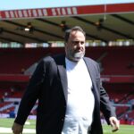 Șeful lui Nottingham Forest, o reacție surprinzătoare după ce a pătruns pe teren pentru a-l mustra pe antrenor! 2 patronul lui nottingham forest reactie ciudata dupa ce a intrat pe teren pentru a si certa antrenorul 682199d6bf40a
