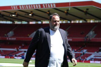 patronul lui nottingham forest reactie ciudata dupa ce a intrat pe teren pentru a si certa antrenorul 682199d6bf40a