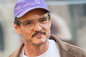 pedro pascal o ataca pe j k rowling pentru opiniile ei impotriva persoanelor trans comportament de ratat odios 6818a62984b22
