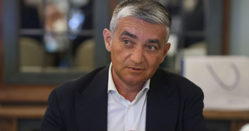 Raiduri ale DNA în Primăria Sinaia: Primarul Vlad Oprea, suspectat de nerespectarea restricțiilor impuse de justiție 1 perchezitii dna la primaria sinaia primarul vlad oprea ar fi incalcat conditiile controlului judiciar 682208c2bb95a